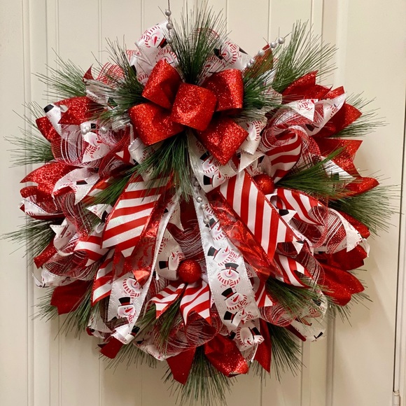 Red & White candy cane Christmas Wreath - Picture 2 of 5